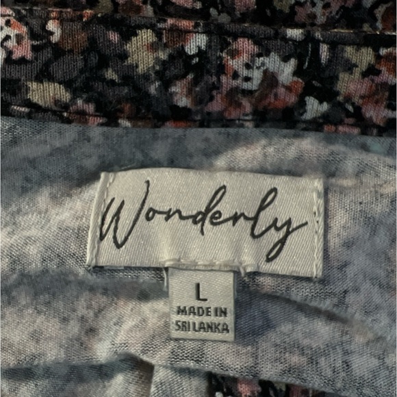 Wonderly EUC black pink gray and white patterned top. Size large - Picture 5 of 6